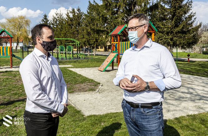 Duschanek Péter, polgármester (j)
