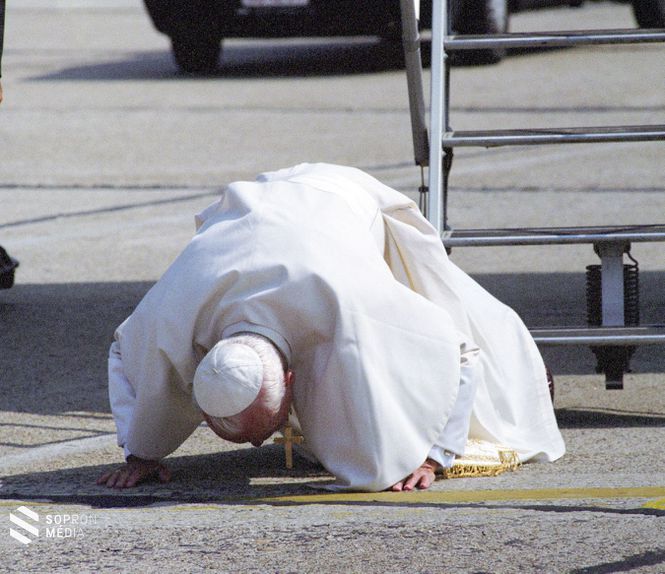 Amikor Szent Péter utóda megcsókolta hazánk földjét a ferihegyi repülőtéren 1991. augusztus 16-án
