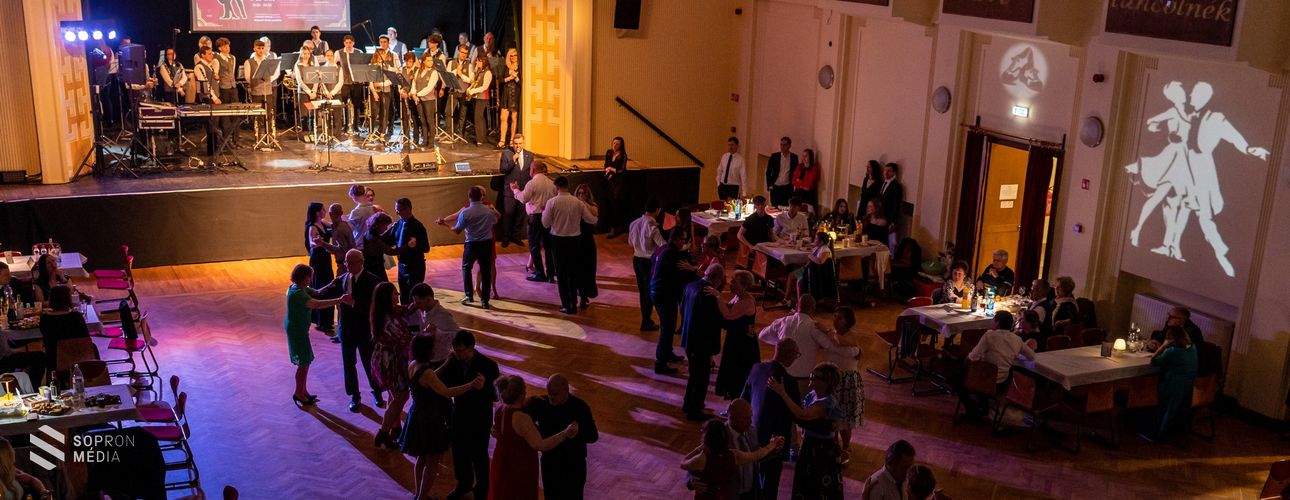 Felnőtt koszorúcska bál Sopronban