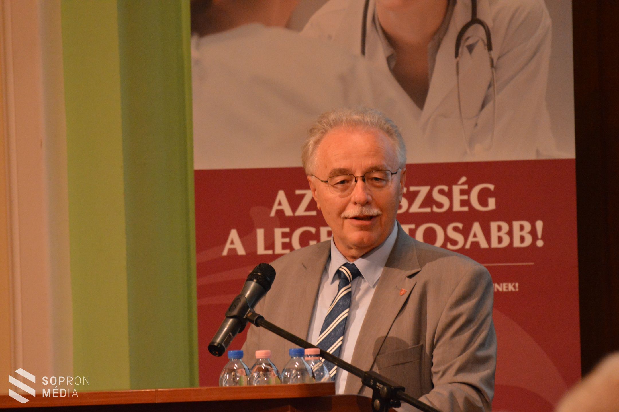 Elismerés az egészségügyi dolgozóknak