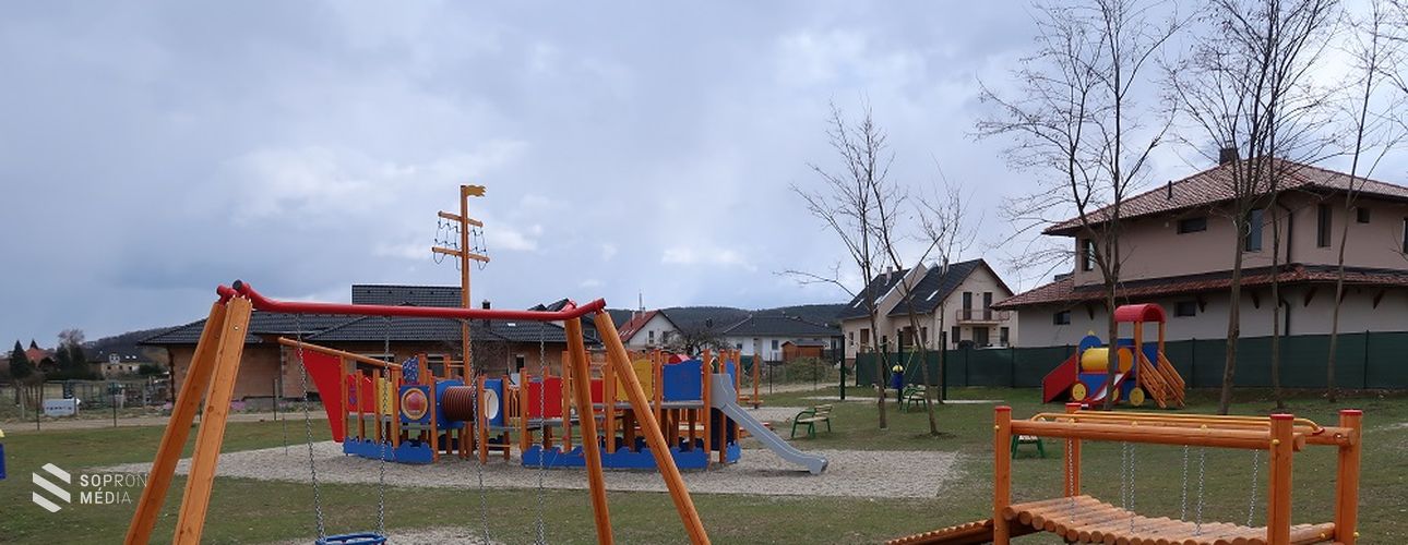 Új Játszótér az Ágfalvi úti lakóparkban
