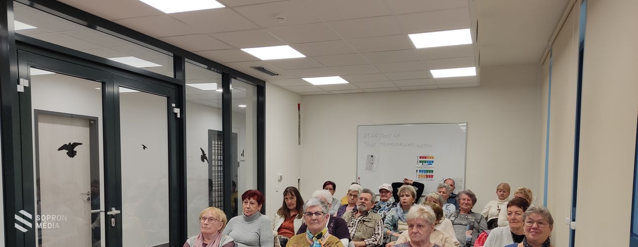 A Lővér Vasutas Nyugdíjas Klub tagjait vértezték fel az unokázós csalókkal szemben