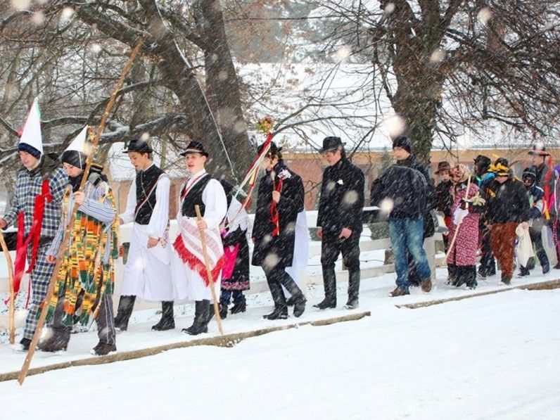 Bohócjárás, górékata, tuskóhúzás: télkergető hagyományok a Rábaközben