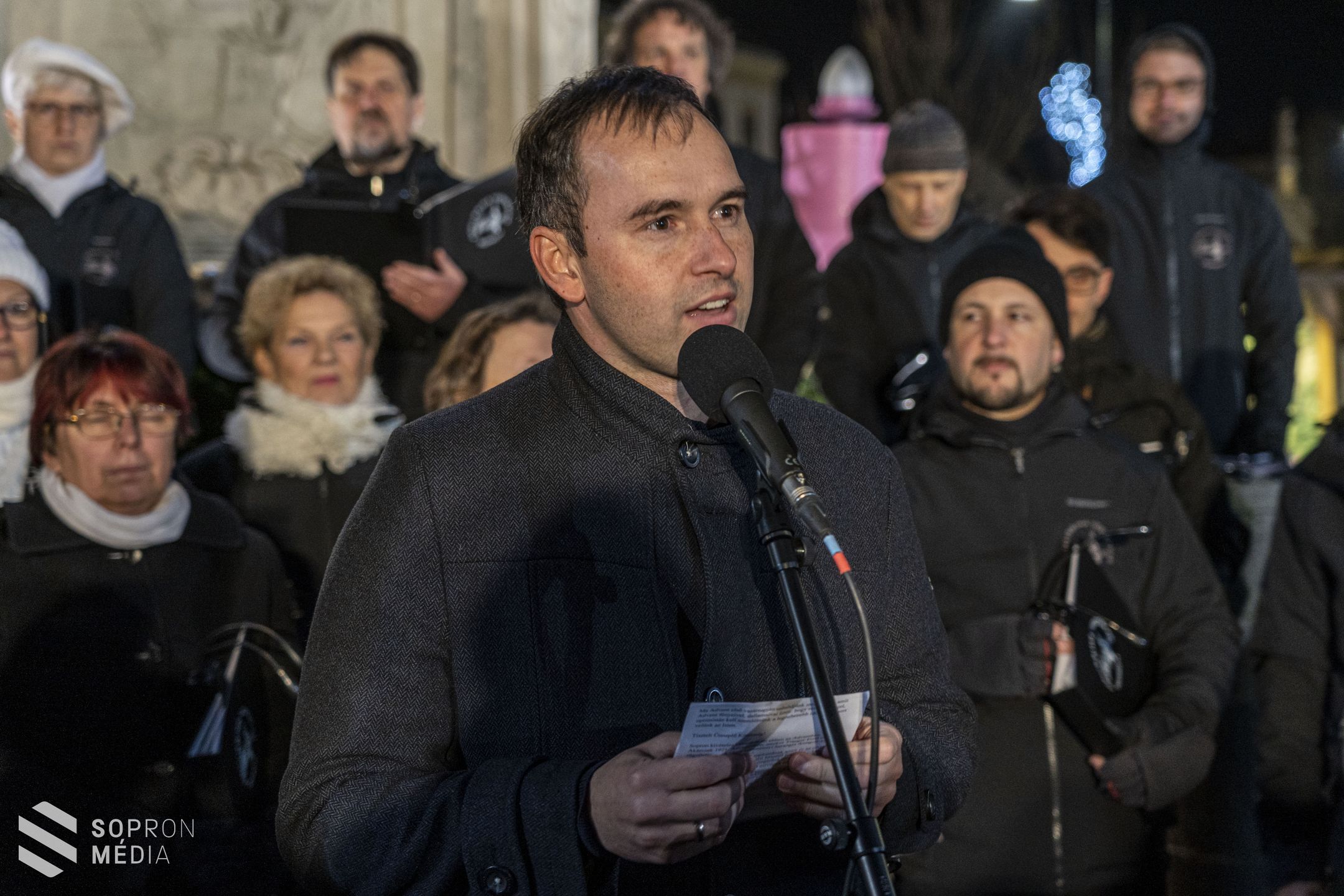 Meggyújtották az első gyertyát Sopron adventi koszorúján 