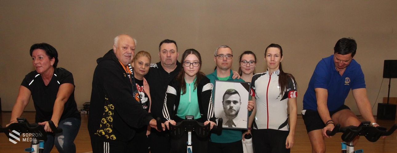 Egerig kerékpározott a sopronkőhidai csapat - A hősi halott rendőr családja számára gyűjtöttek