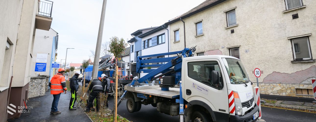 Új kandelábereket helyeznek el a Patak utcában