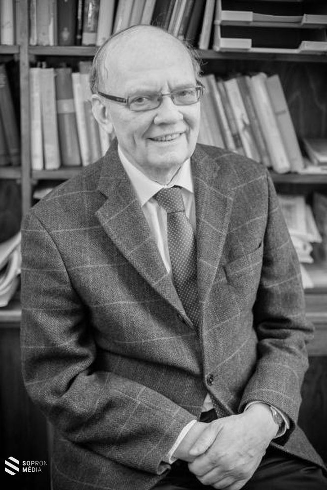 Szolcsányi János (Budapest, 1938. február 24. – Pécs, 2018. november 5.) Széchenyi-díjas magyar orvos, farmakológus, egyetemi tanár, a Magyar Tudományos Akadémia rendes tagja. 