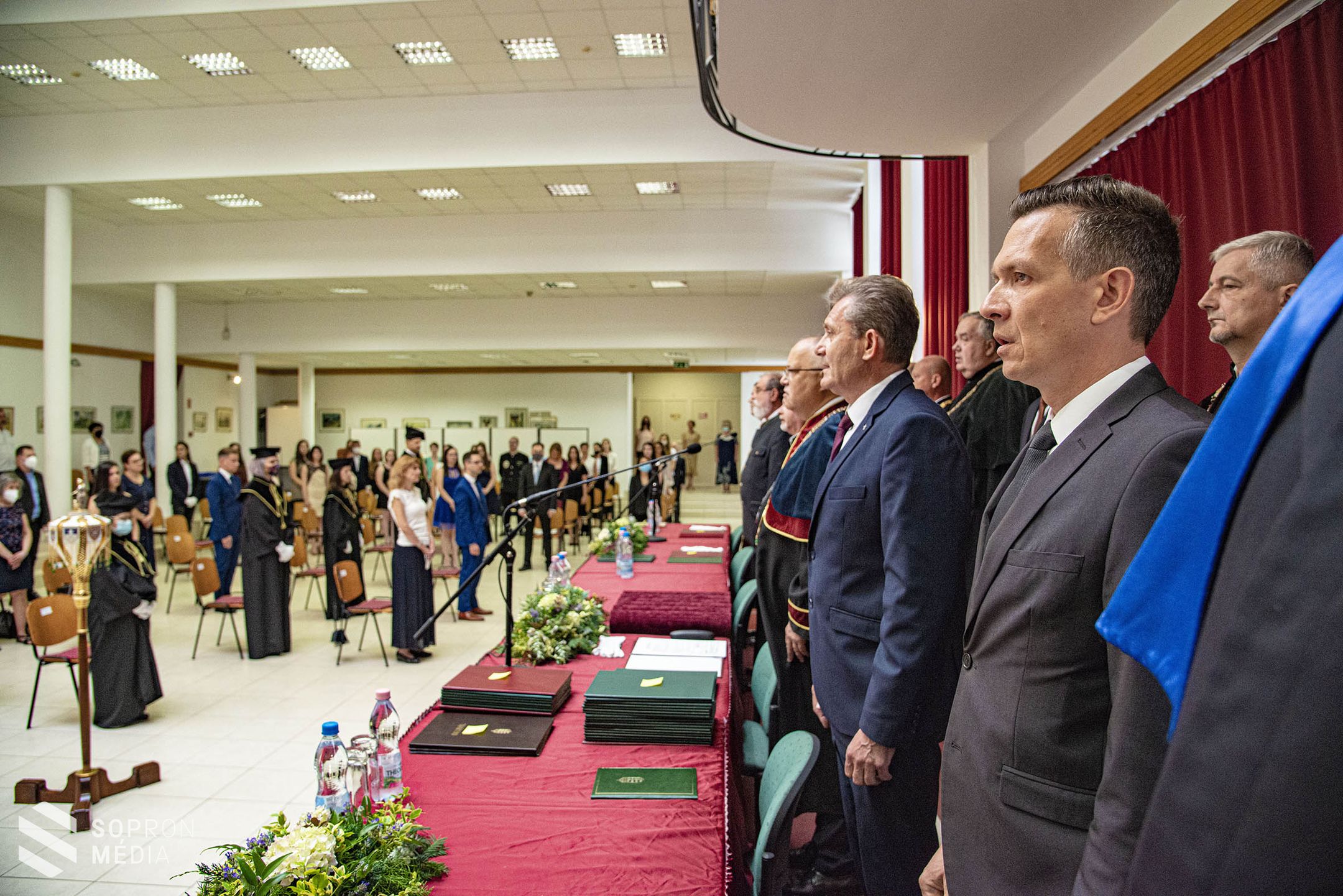 98 végzős hallgató vehette át szombaton a diplomáját