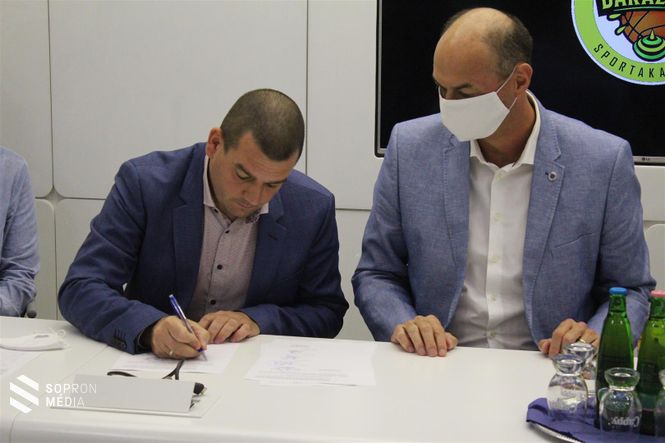 Molnár Balázs ügyvezető és Dr. habil. Sterbenz Tamás általános rektorhelyettes