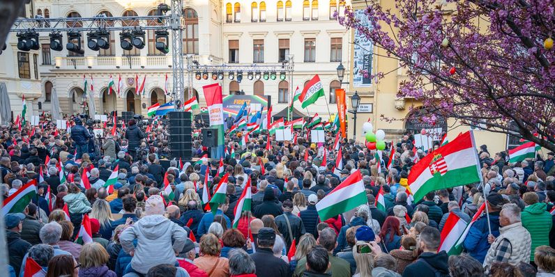 Orbán Viktor Sopronban: a saját nemzeti érdekeinket fogjuk követni, ki fogunk maradni a háborúból!