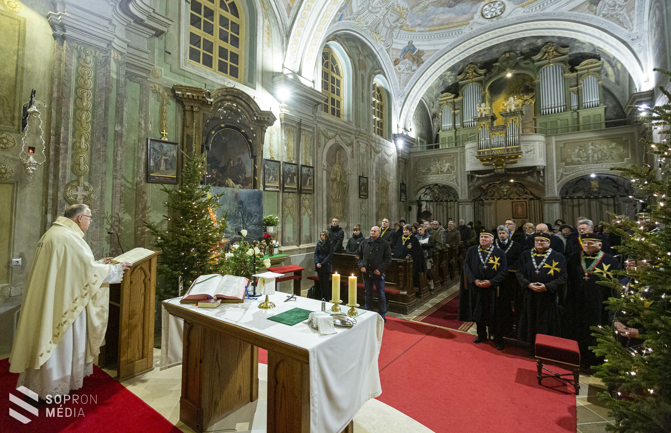 Megáldották a helyi borászok nedűit Sopronban
