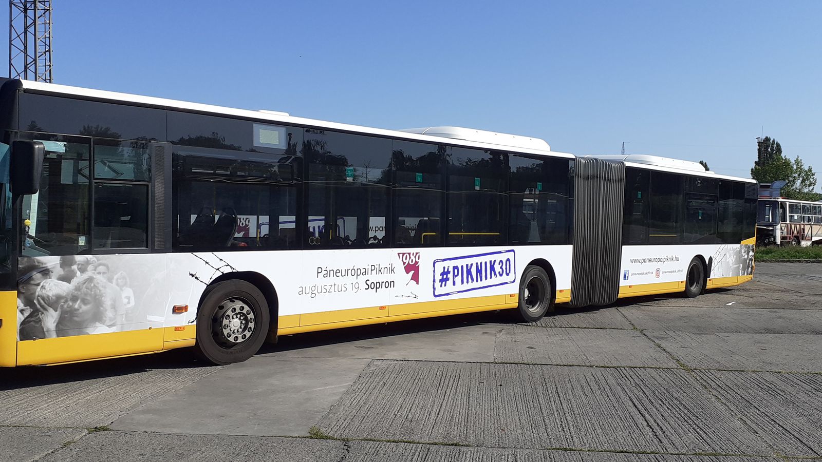 Even buses got dressed in #PIKNIK30 attire