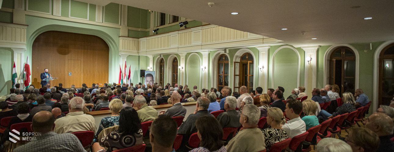 Lakossági fórumot tartott dr. Szájer József