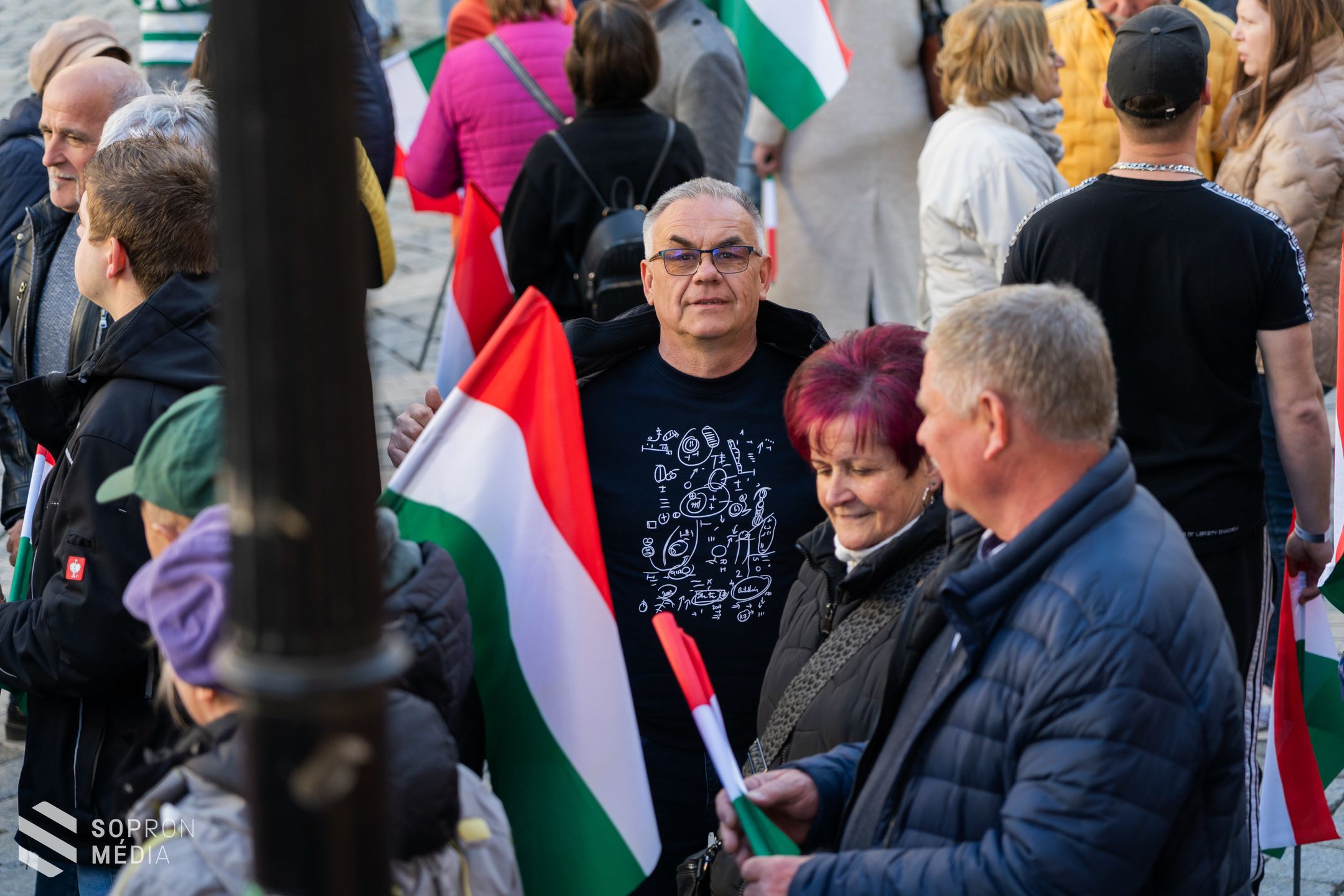 Békemenet vezette fel Orbán Viktor nagygyűlését Sopronban - rengetegen érkeztek a Fő térre