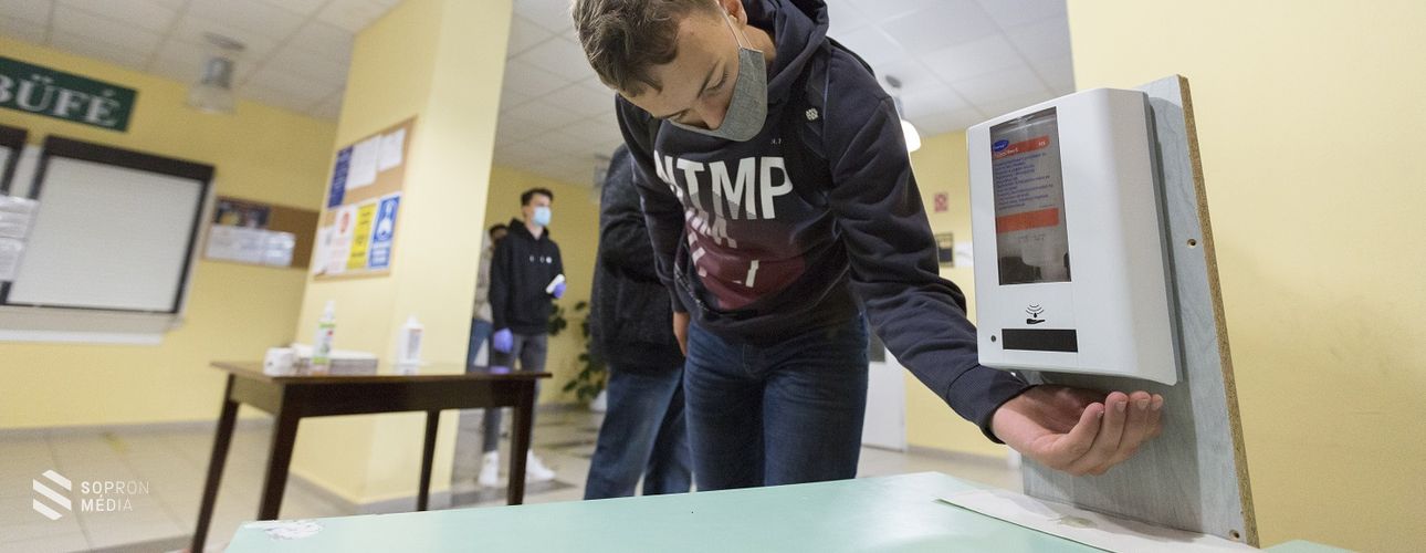 Alaposan fertőtlenítik a soproni iskolákat az őszi szünetben