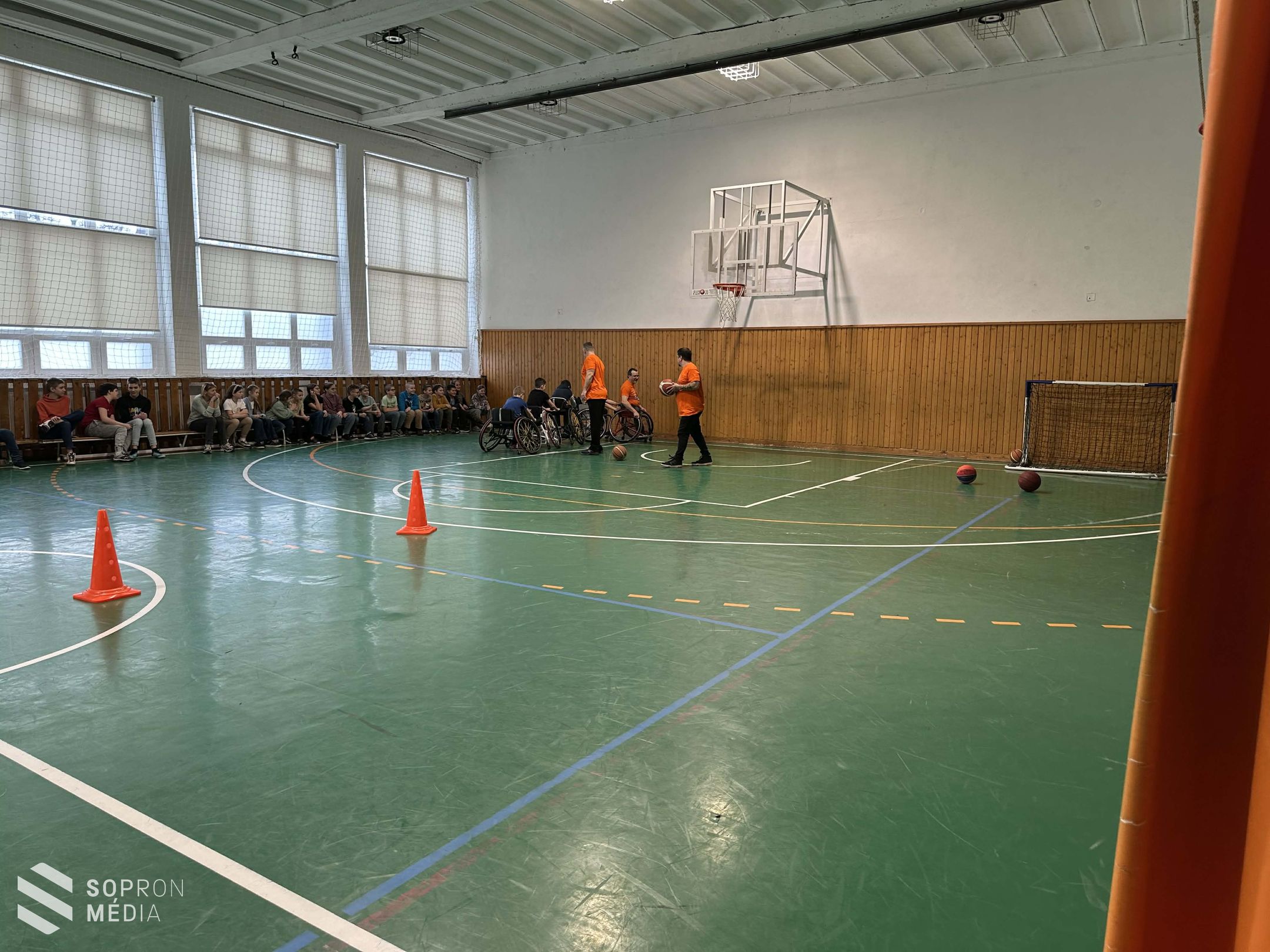 Kerekesszékes kosárlabda érzékenyítő bemutatót tartottak a Deák Téri Általános Iskola tornatermében
