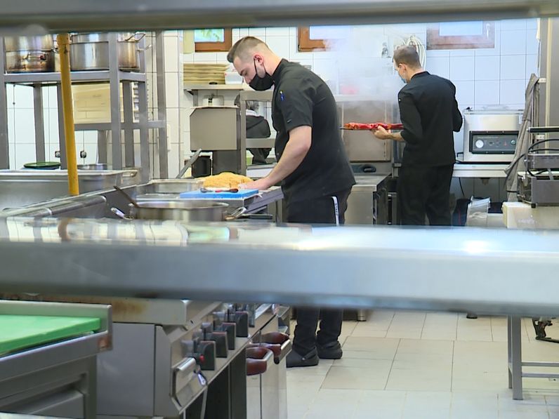 Rollereket is bevet a házhoz szállításhoz egy soproni étterem, a szállodák vendégei januárra foglalnak