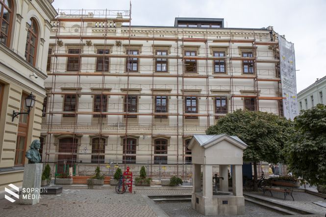 A Széchenyi István Gimnáziumot már felállványozták
