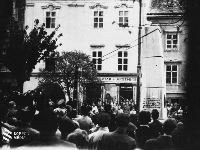 A szovjet hősi emlékmű ledöntése 1956. október 26. 
