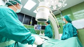 A kórházakban szüneteltetnek egyes műtéteket és vizsgálatokat
