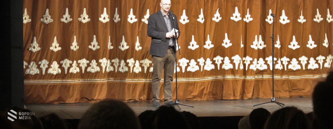 Petőfi Színház: Elstartol a komédia évada