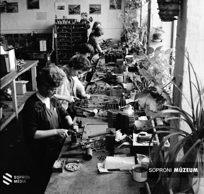 Az ELZETT hölgy dolgozói munka közben