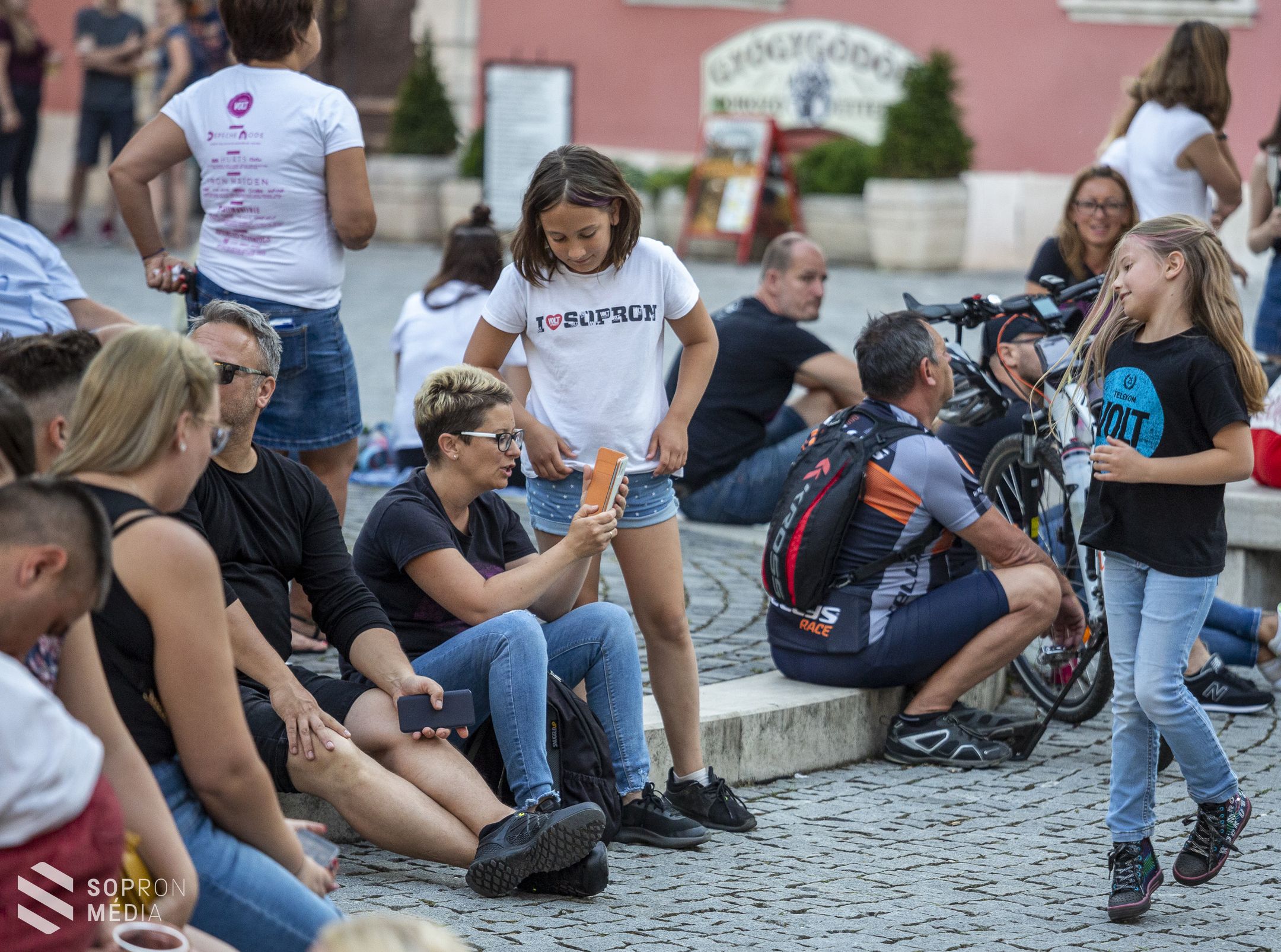 Bemutatták a LESZ VOLT! című filmet Sopron Fő terén