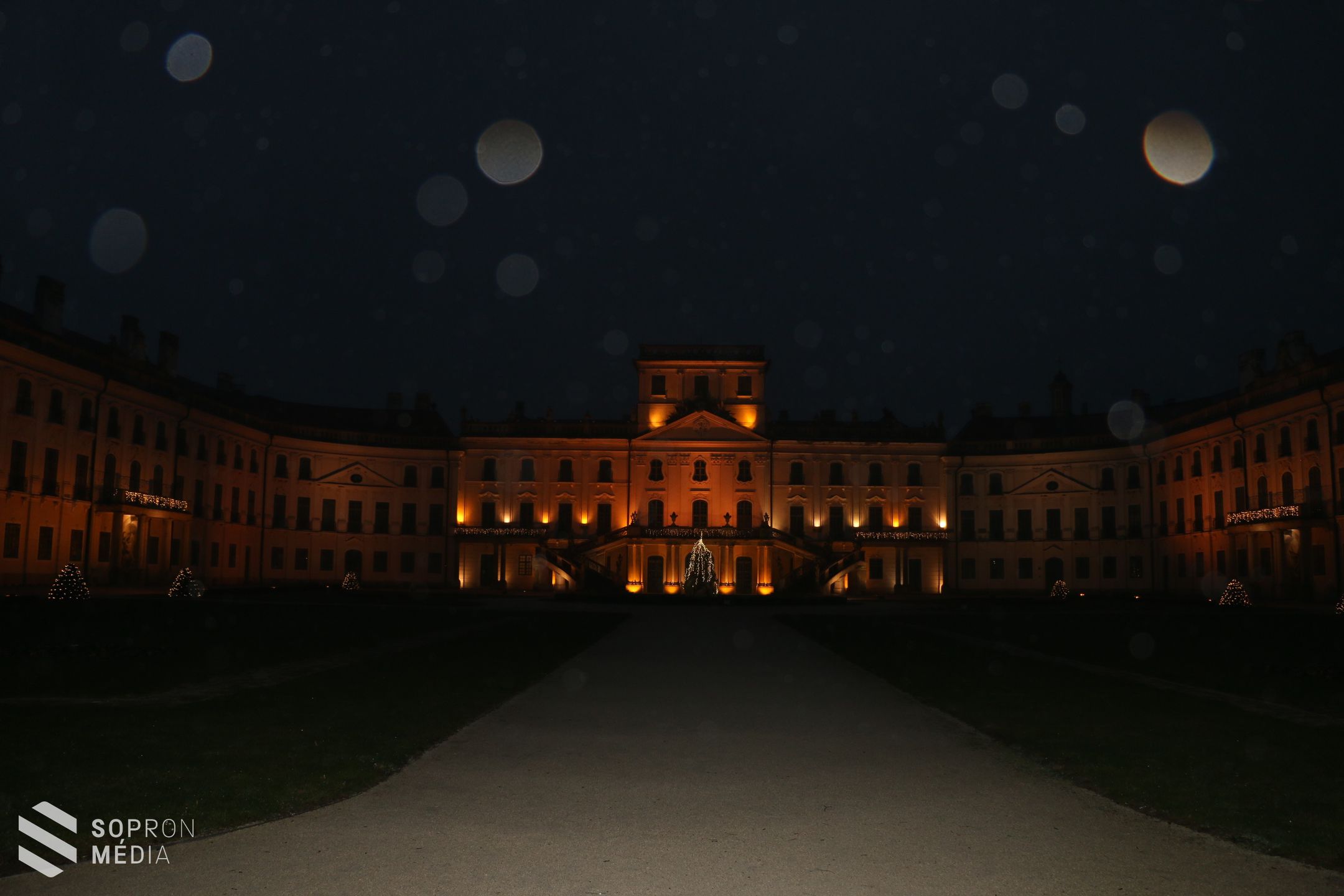 Ünnepi fényáradatban a fertődi Esterházy-kastély