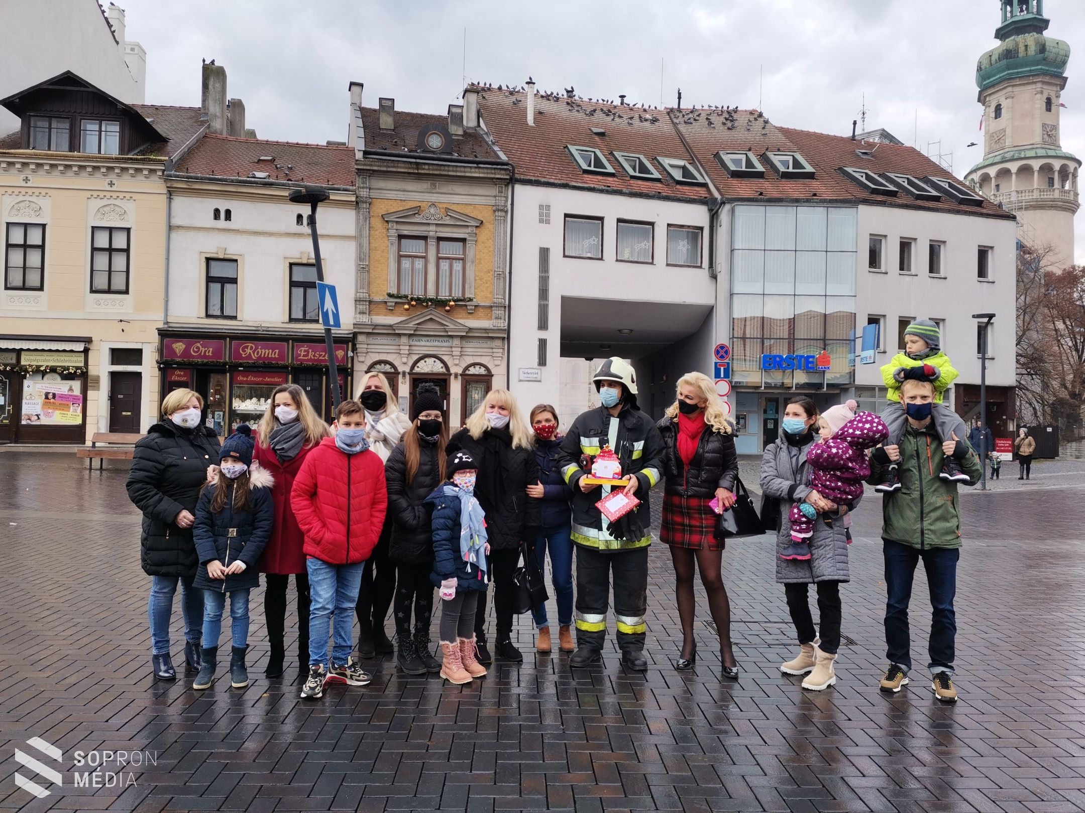 Az egészségügyi dolgozók is kaptak a Lady Lions Club mikuláscsomagjaiból