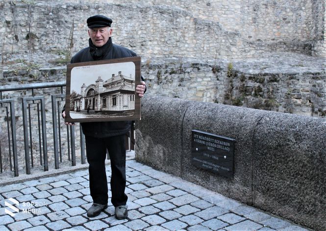 Régi emlékek felidézése az emléktáblánál