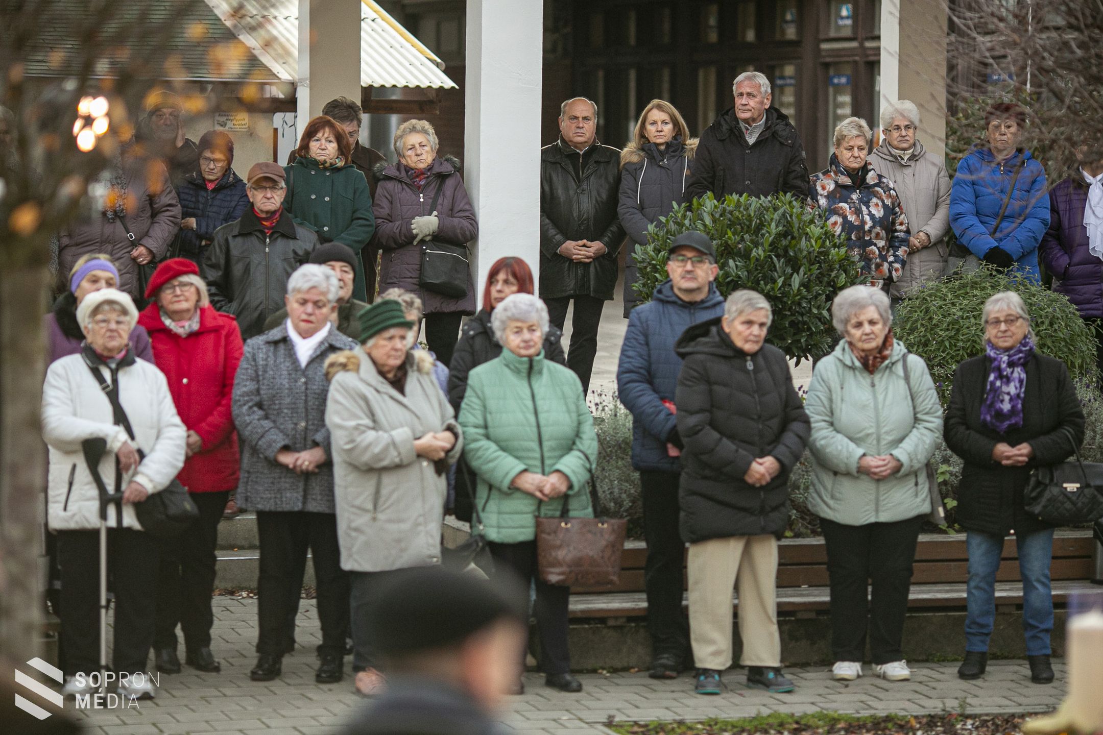 Fellobbant az első láng a Jereván lakótelep adventi koszorúján