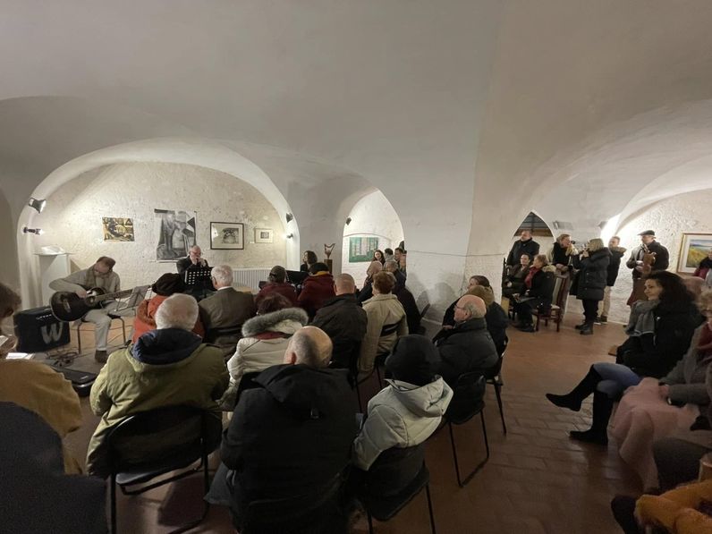 Rendhagyó újévi kiállítás és koncert a Torony Galériában!