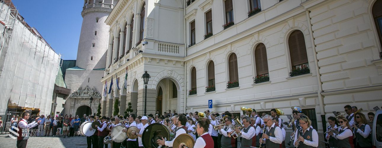 Fúvószene töltötte be Sopron utcáit
