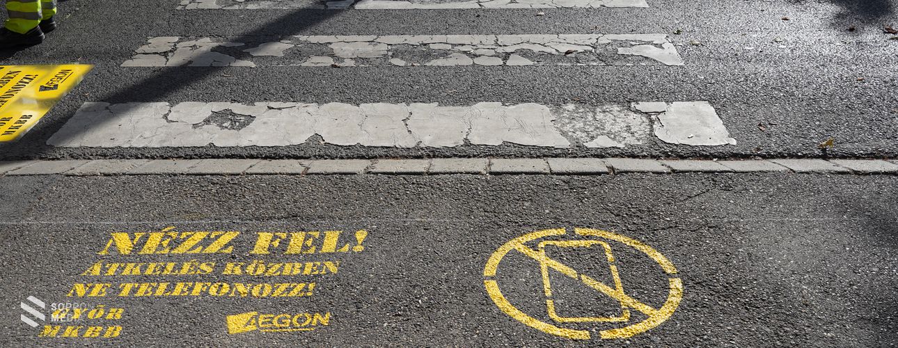 „Nézz fel!” - a szabályos közlekedést jelző piktogramokat festenek járdákra városszerte