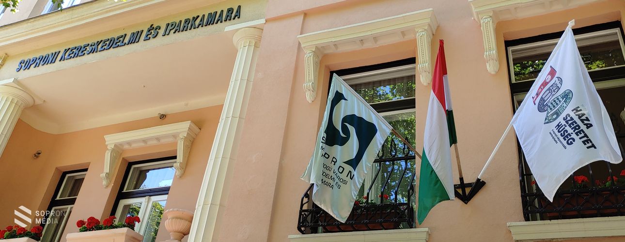 Centenáriumi zászló a kamara székházán