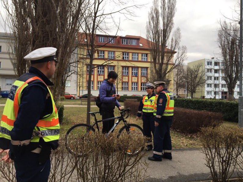 A rendőrség ellenőrzött és ajándékot is adott a kerékpárosoknak 
