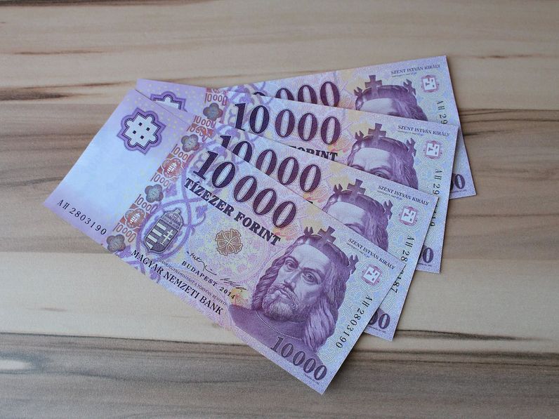 Hamis pénzzel fizetett egy férfi Sopronban és Kópházán, az ügyészség vádat emelt