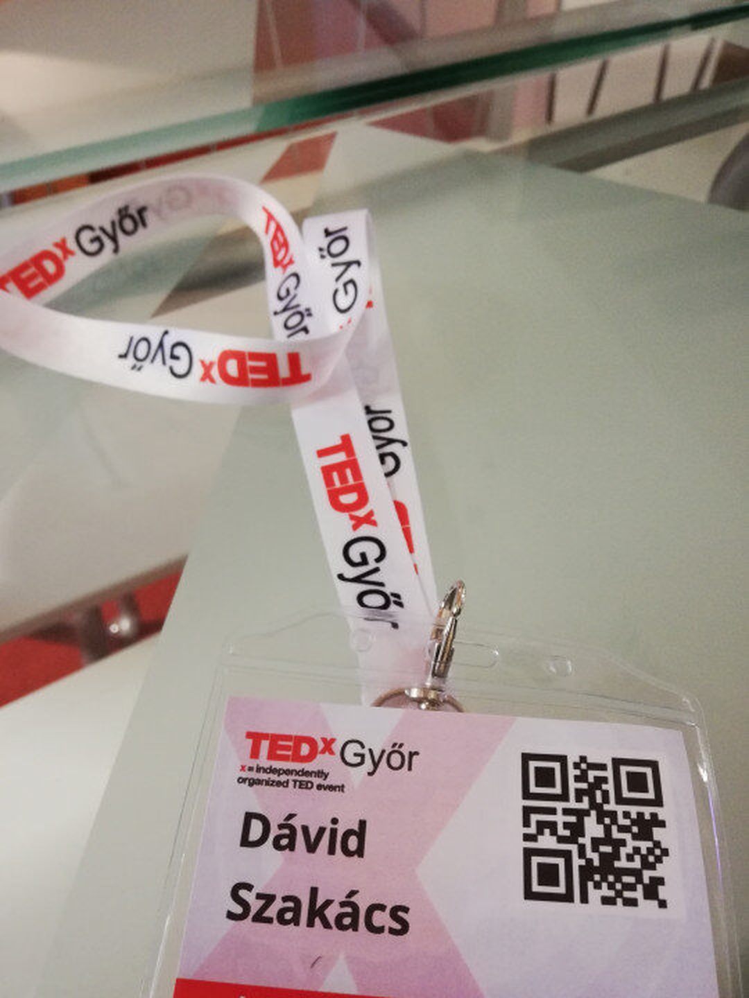TEDx Győr feliratú nyakpánt és résztvevői belépőkártya QR-kóddal