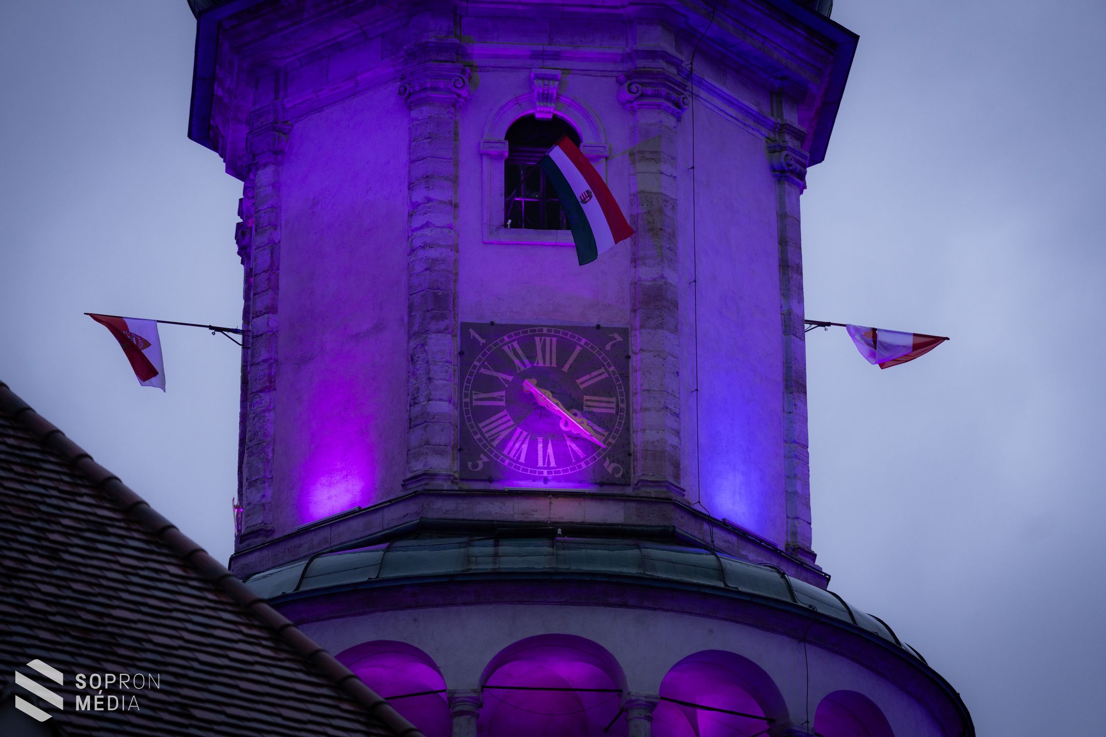 Koraszülöttek világnapja - lilába borult a Tűztorony