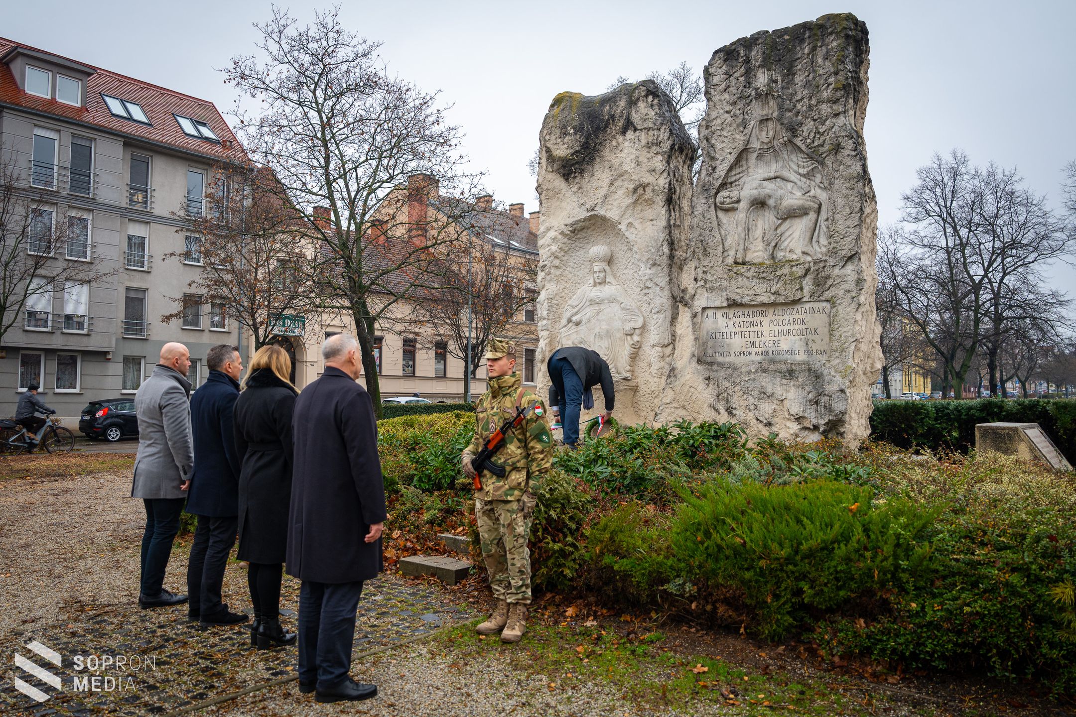 Csendes főhajtással emlékeztek meg a 81 éve történt II. világháborús bombázásra