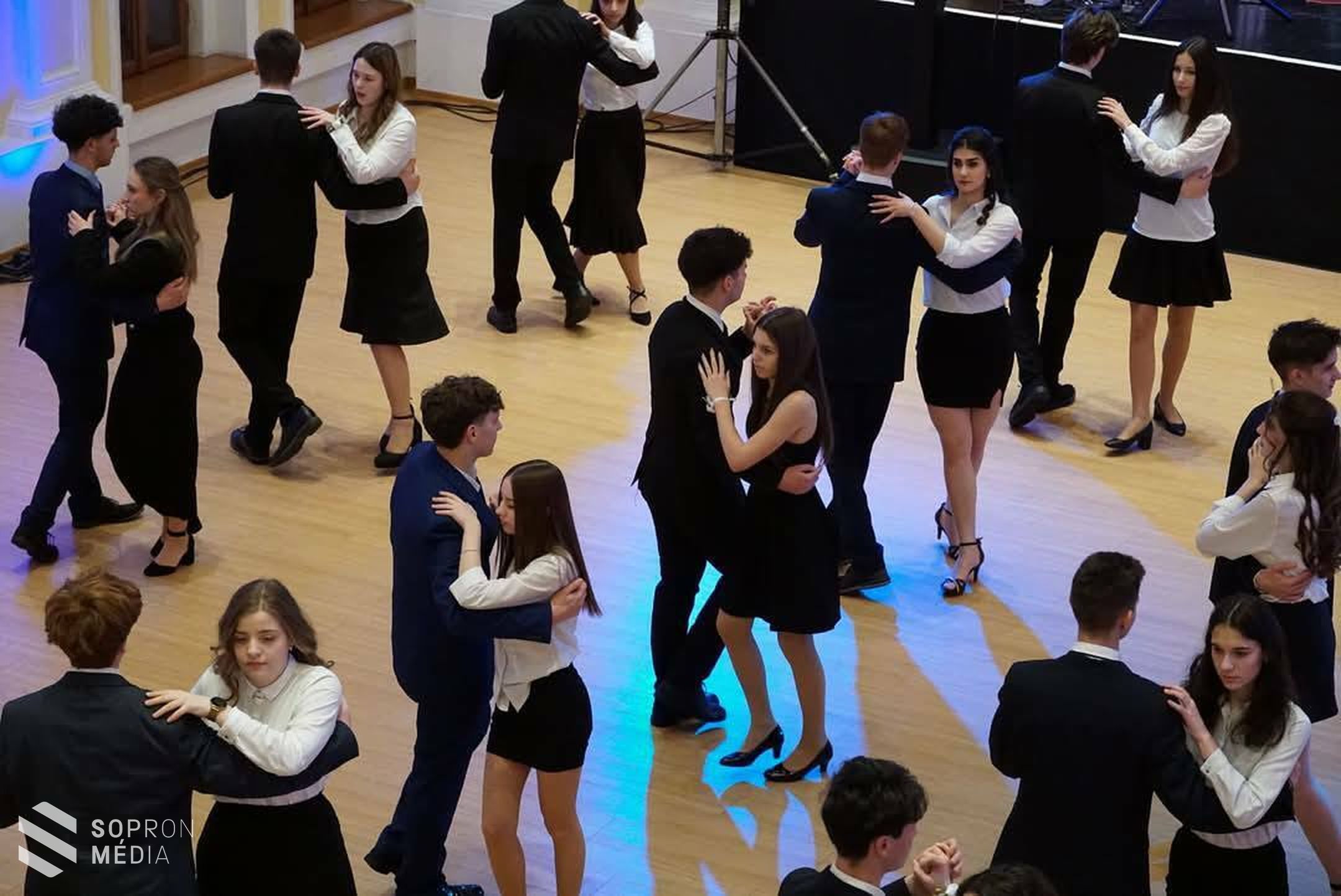 A fiatalok egyik legszebb középiskolás élménye a koszorúcska