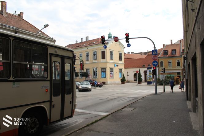 Az autóbusz már az új útburkolati jelnél várakozik (2016.09.02.) 