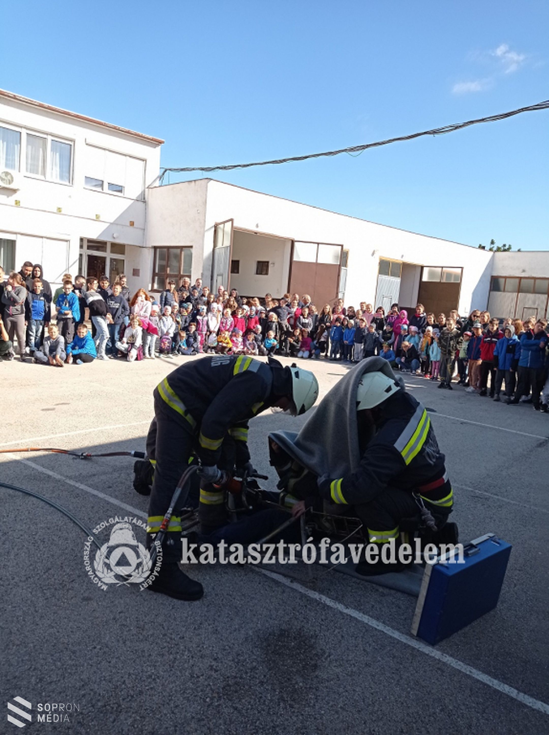 Kicsik és nagyok ismerkedtek a tűzoltói hivatással