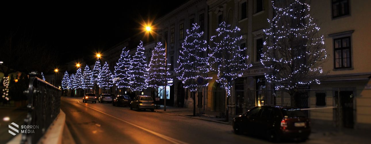 Adventi fényekbe öltözik a város