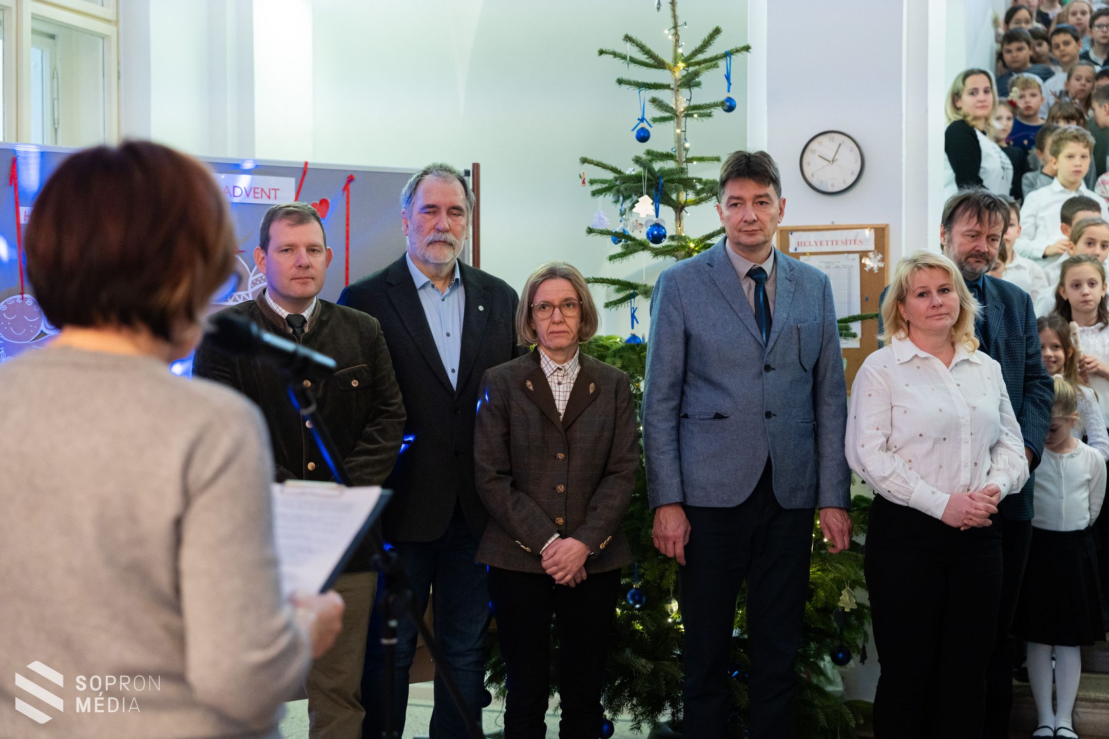 14 karácsonyfát adományoztak a Szent Orsolya Iskola alsó tagozatos diákjai a Tanulmányi Erdőgazdasággal karöltve a Soproni Gyógyközpontnak