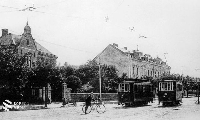 A Kossuth utcai kitérő a 4-es és az 5-ös motorkocsival. A kocsiszín ehhez a helyhez közel helyezkedett el, a Flandorffer utcában.