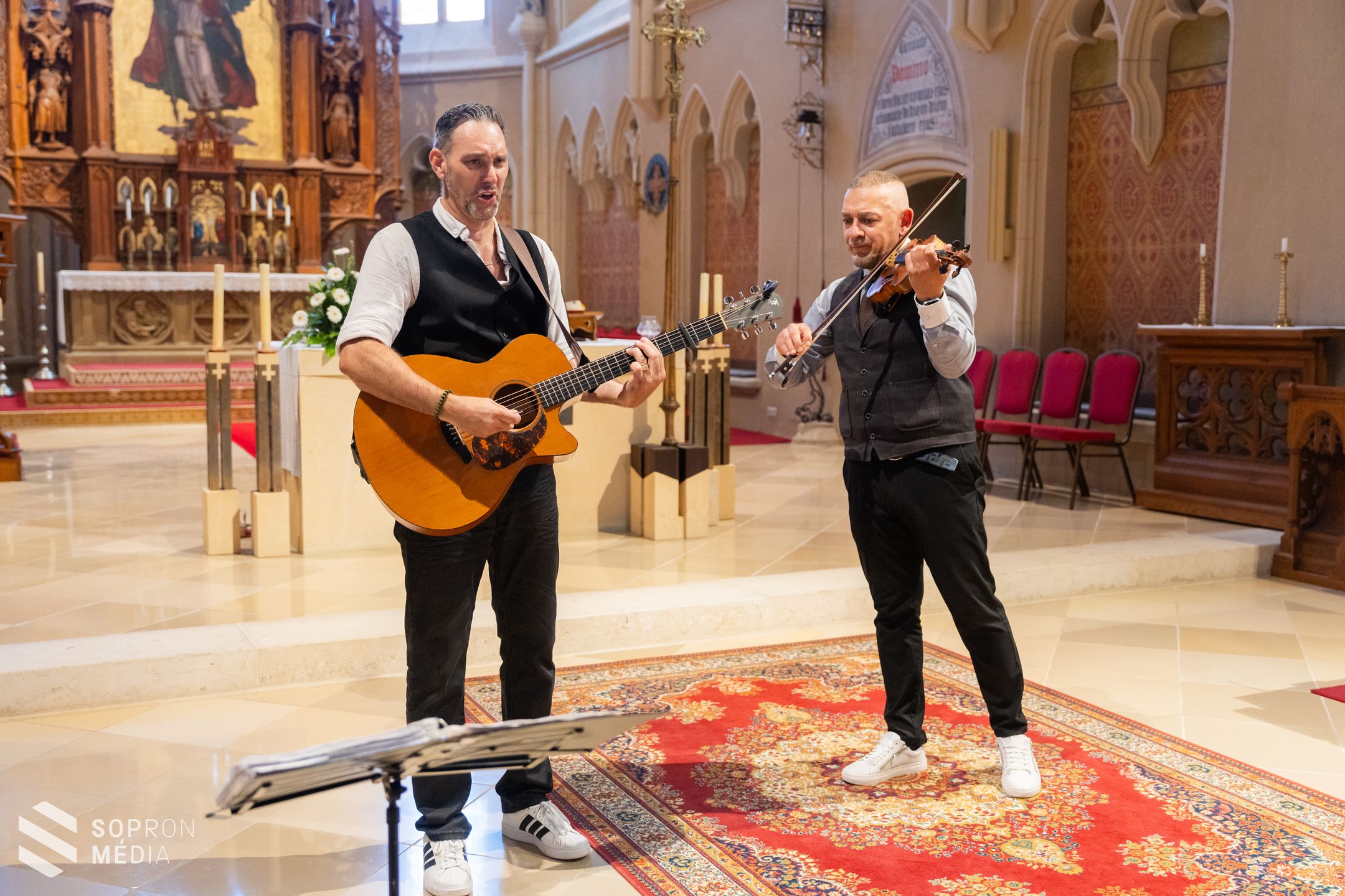 Különleges üvegablak-kiállítás nyílt a Szent Mihály-templomban a SopronFesten