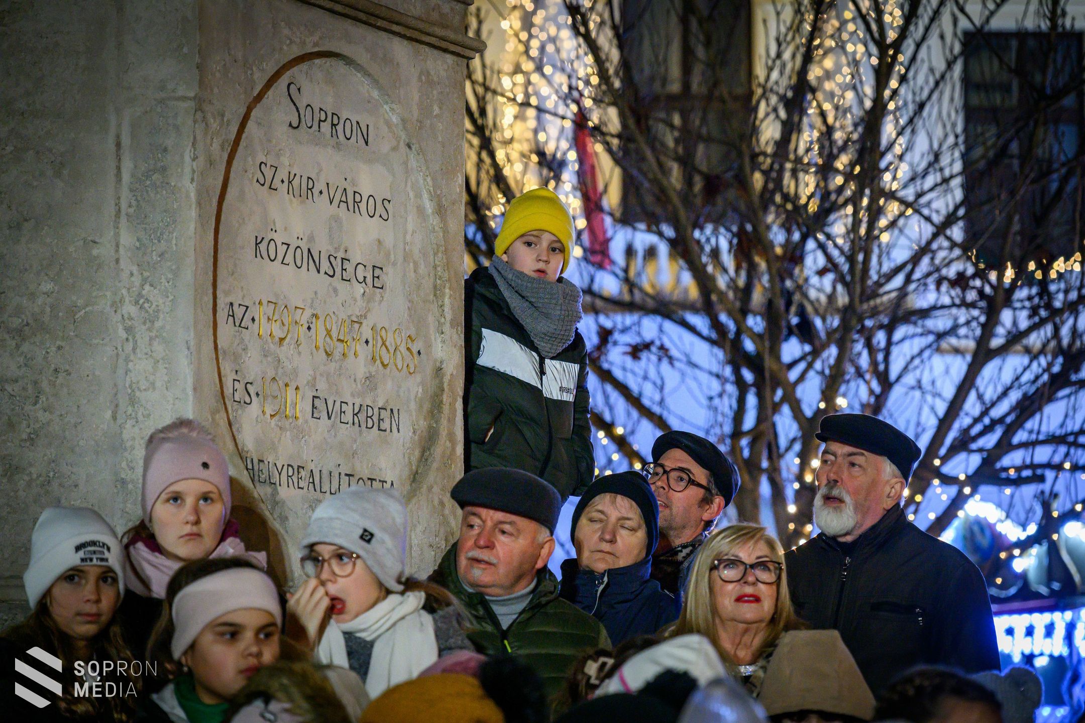 Fellobbant a remény lángja Sopronban is