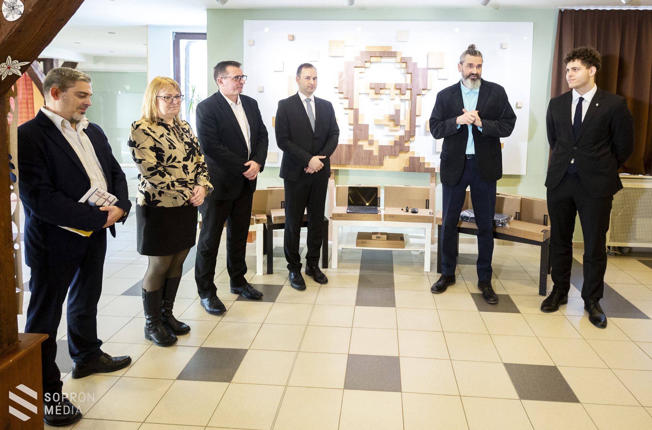 Cél a digitalizáció – Újabb számítástechnikai eszközöket kaptak a széchenyis diákok