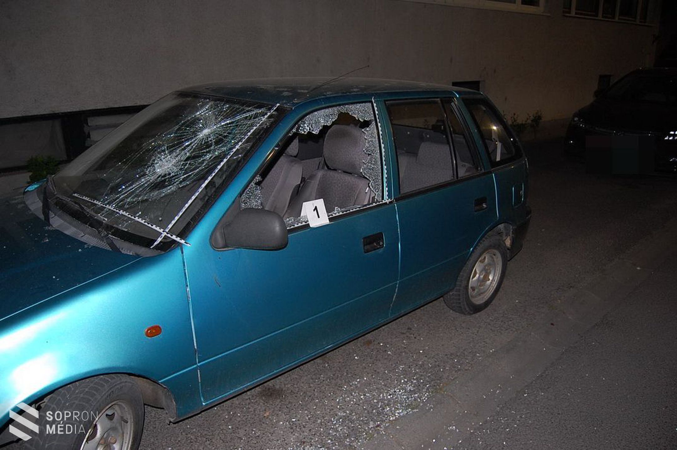Két autó ablakát törte be egy férfi Sopronban, a rendőrök elfogták